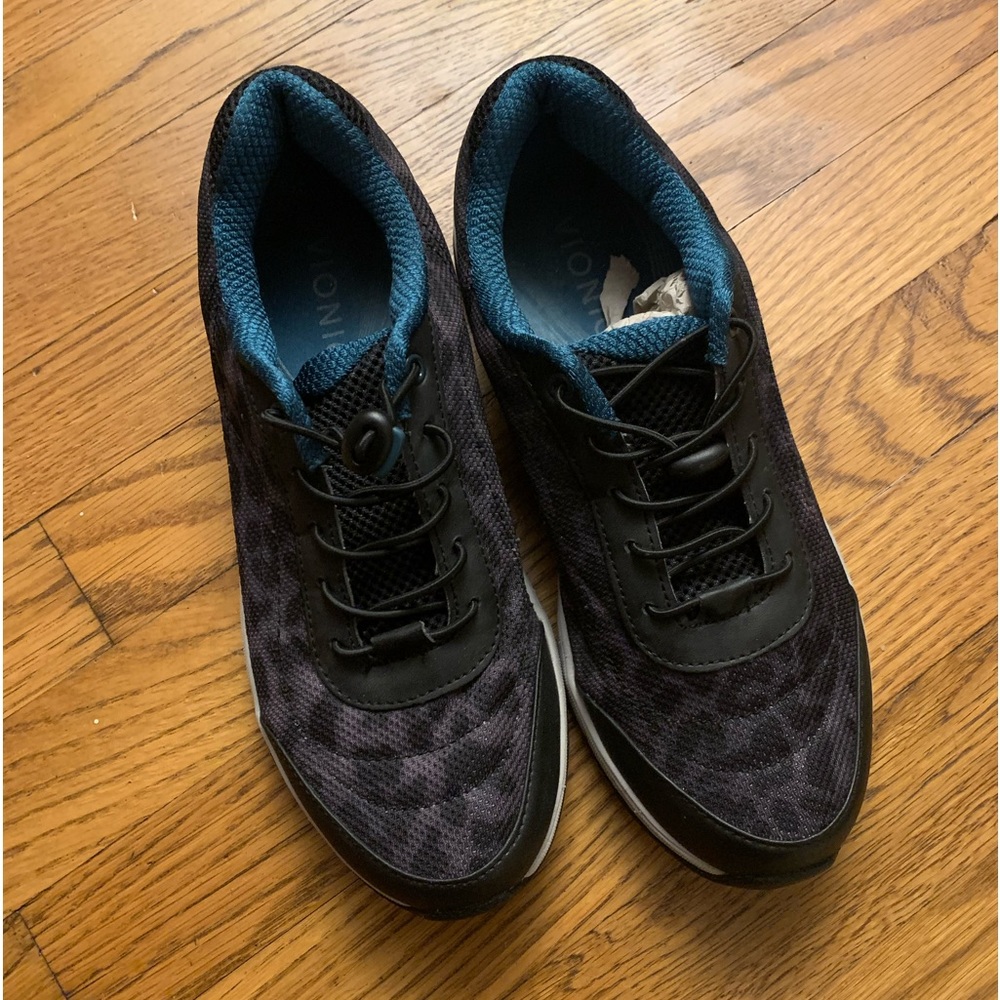 Vionic Sneaker Size 8 teal colored